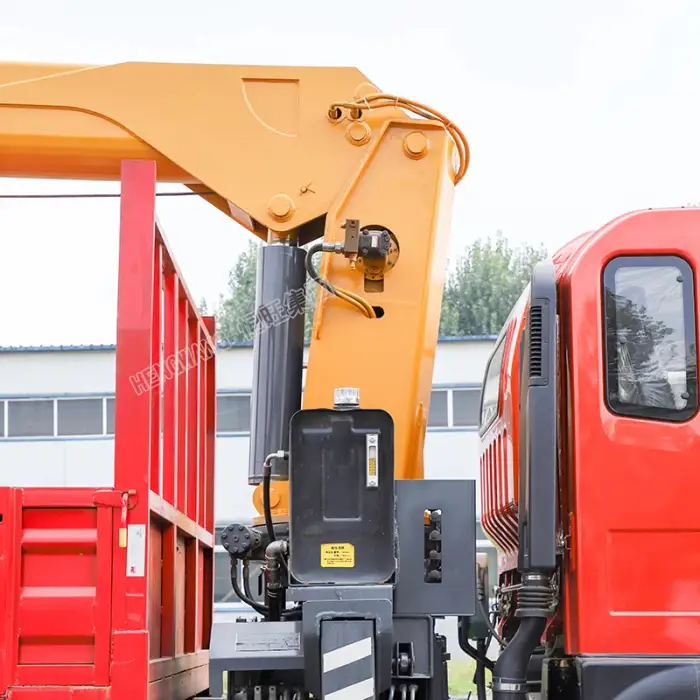 6 ton small crane truck with cargo box