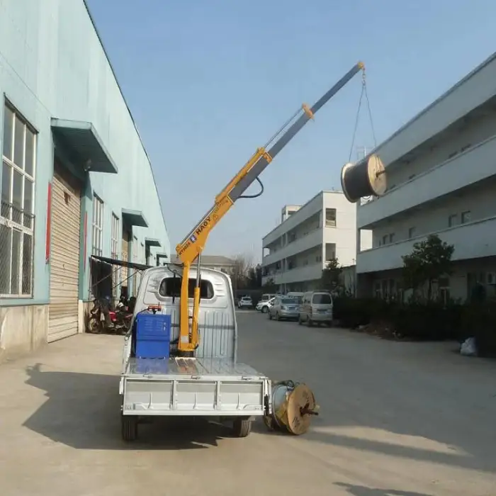 800kg Car Lifting crane mounted truck folding boom truck crane