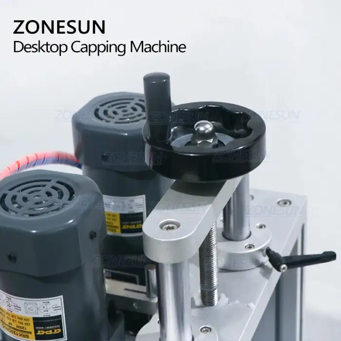 ZONESUN ZS-XG1860 Spray Electrical Full Automatic Engine Oil Screw Round Bottle Capping Machines With Conveyor