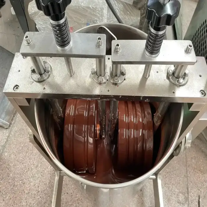 Cocoa Melanger Wet Grinder Refiner Machinery Small Chocolate Conching Machine For Bean