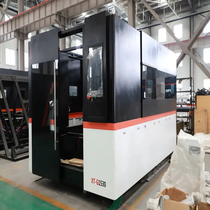 XT LASER Fiber Laser Cutting Machine Enclosed Cnc 3kw 4kw 6kw Laser Cutting Machine for Metal 10mm 15mm