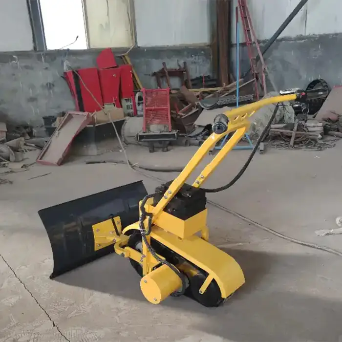 Tracked anti-skid snow removal machine snow shovel