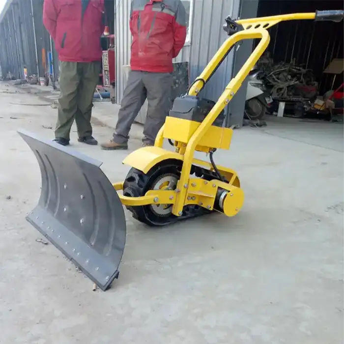 Tracked anti-skid snow removal machine snow shovel