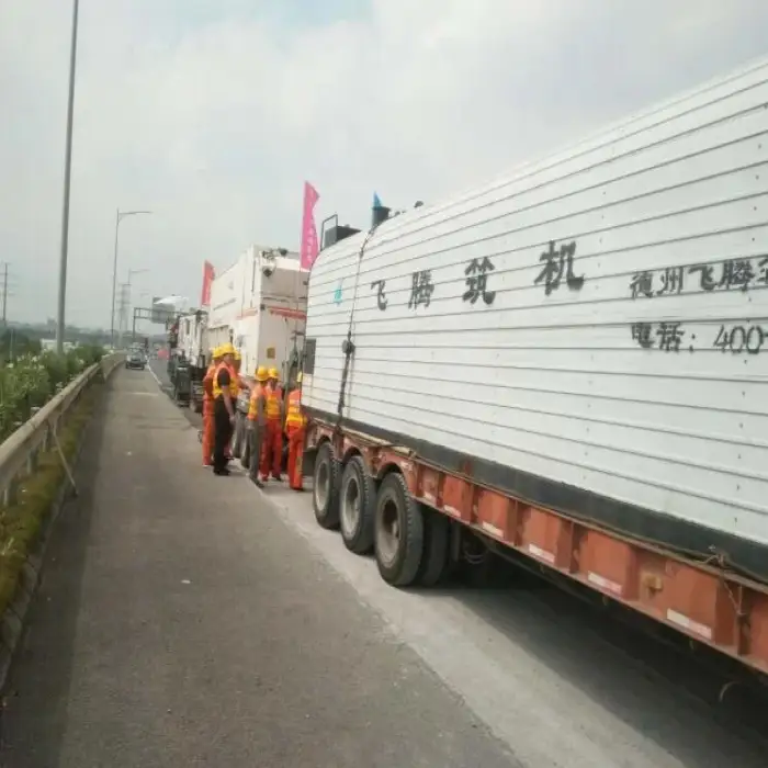 Hot Exhaust Heating And Inner Thermal Oil Coils Heating Bitumen Tank For Road Construction