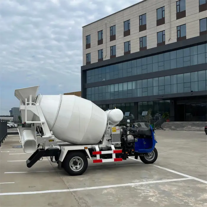 Five-wheel tank truck road repair climbing stable small concrete mixer truck stepless speed rail type