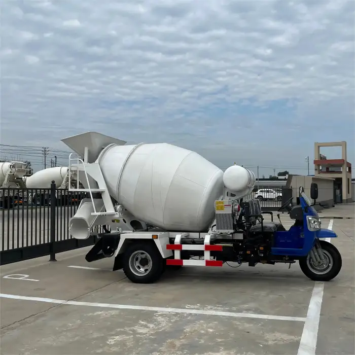 Five-wheel tank truck road repair climbing stable small concrete mixer truck stepless speed rail type