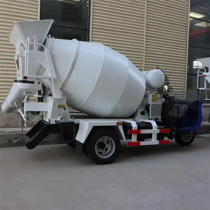 Five-wheel tank truck road repair climbing stable small concrete mixer truck stepless speed rail type