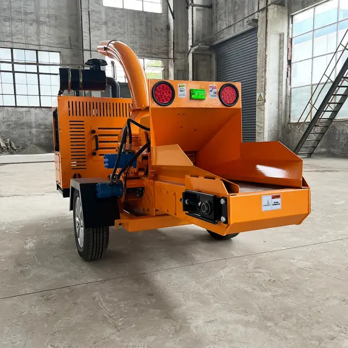 Garden Waste Tree Branches Shredder: Mobile Diesel Engine Wood Chipper and Forest Machinery