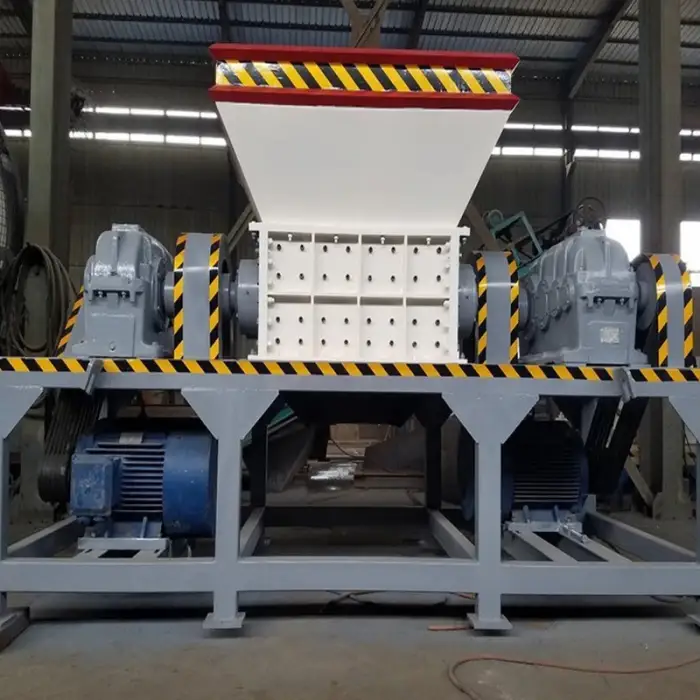 Waste plastic crushing machine