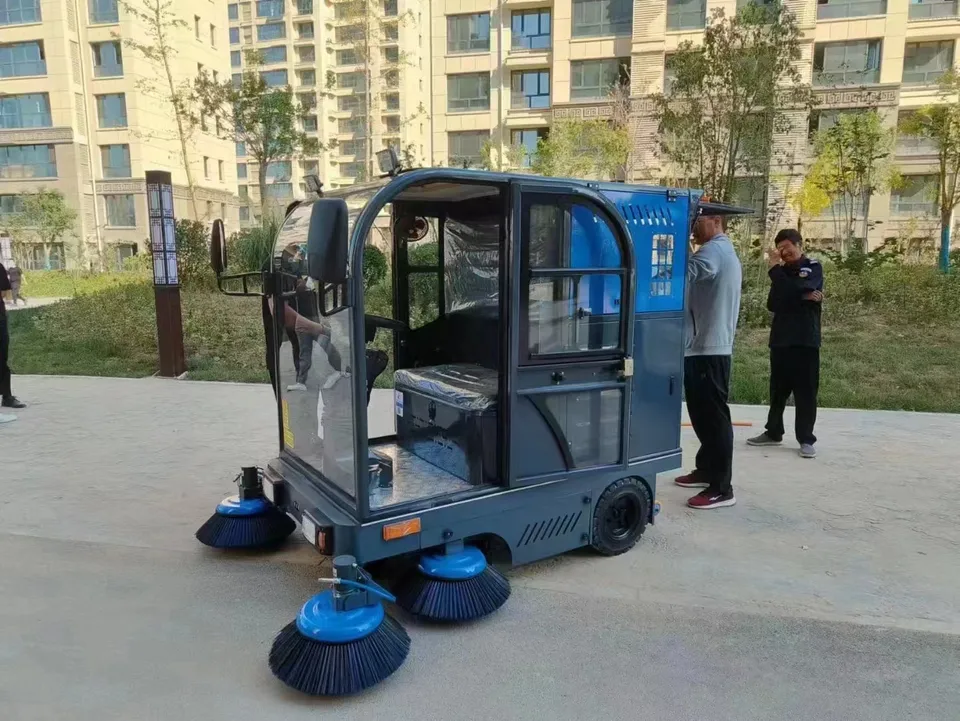 Industrial Electric Floor Cleaning Machine 4 Wheels Road Sweeper