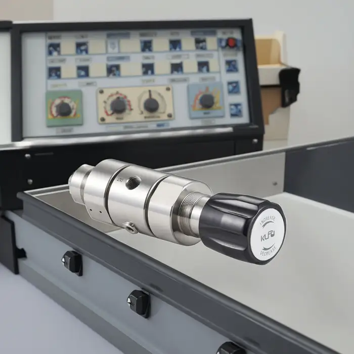 High Purity 316L Stainless Steel Gas Regulator Dual Stage Small Flow Low Pressure Without Dial