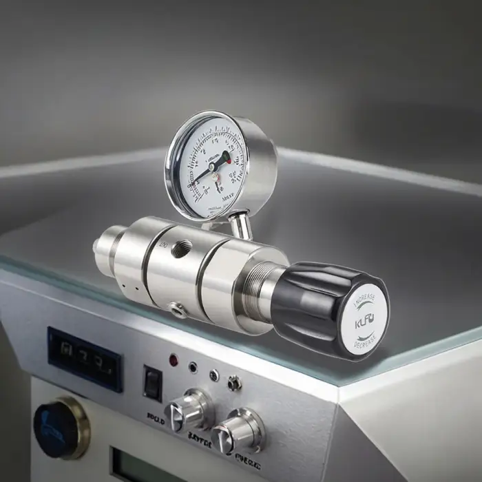 High Purity 316L Stainless Steel Gas Regulator Dual Stage Small Flow Low Pressure Without Dial