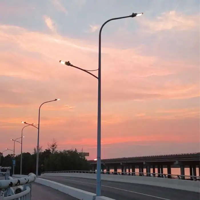 Low 100W 150W 200W Safer Waterproof Outdoor Solar Street Light for Road