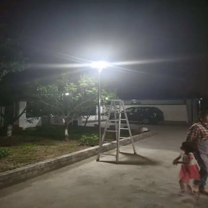 Solar Plaza Street Light Garden Light With Triangular Design UFO Lamp