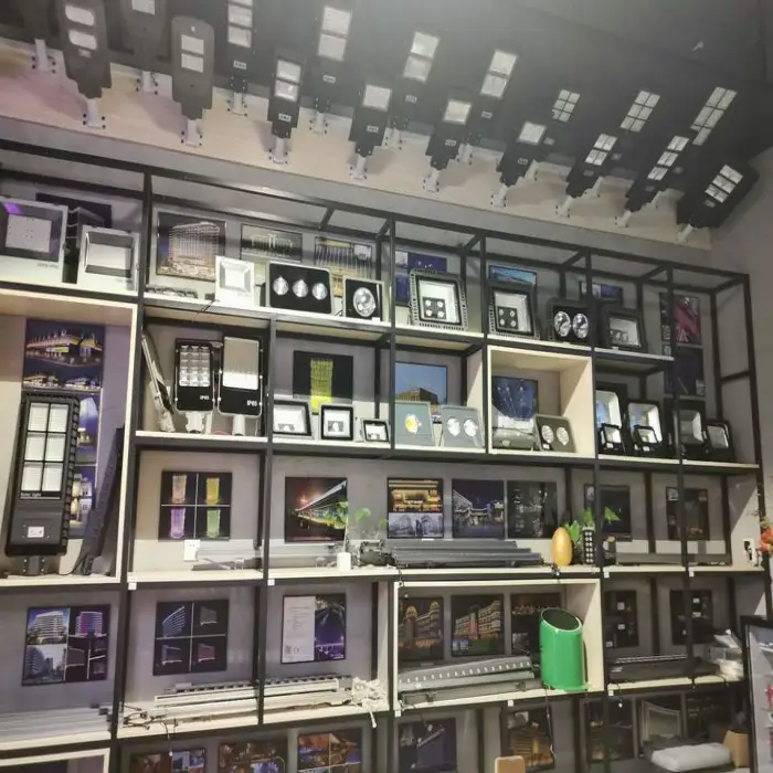 Solar Powered Panel Wifi Cctv Waterproof Battery Operated Outdoor Wireless Security Camera Street Lights with 4g Sim Card