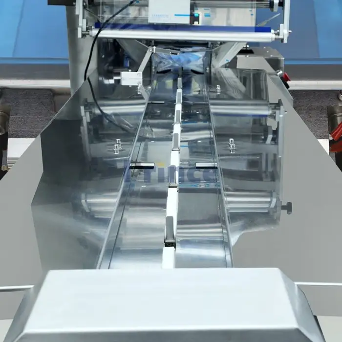 High Capacity Pillow Packing Machine Honey Spoon Soap Bread Grape Cheese Pen Hardware Horizontal Pillow Packaging Machine