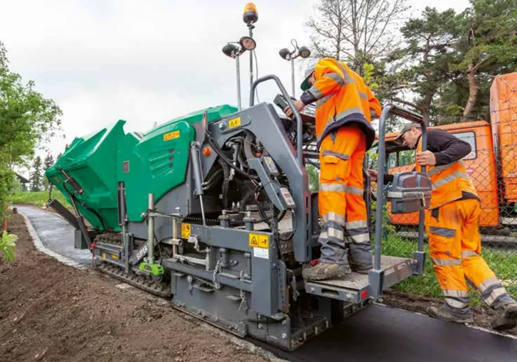 Wirtgen Hamm Vogele Super 800 Engine-Powered Asphalt Paver for Road Construction & Urban Paving — image 2
