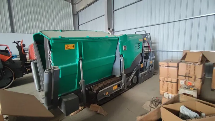 Wirtgen Hamm Vogele Super 800 Engine-Powered Asphalt Paver for Road Construction & Urban Paving — image 4