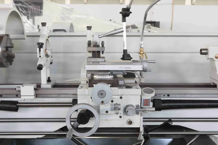CQ6236A 1000mm Center Distance Manual Engine Metal Lathe — image 4