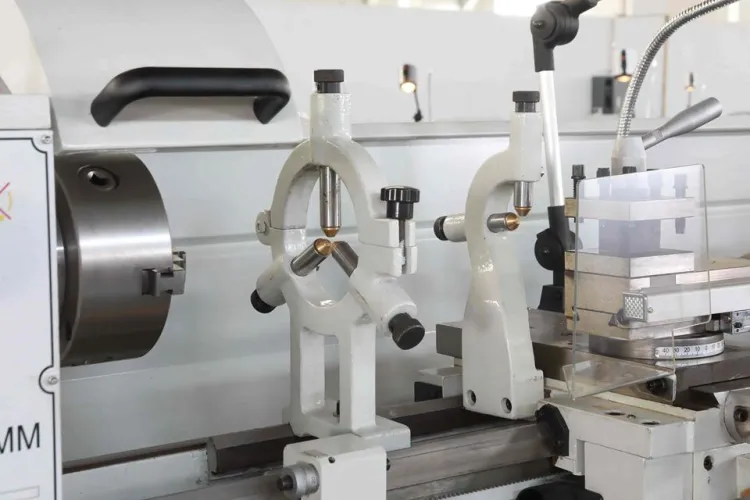 CQ6236A 1000mm Center Distance Manual Engine Metal Lathe — image 5