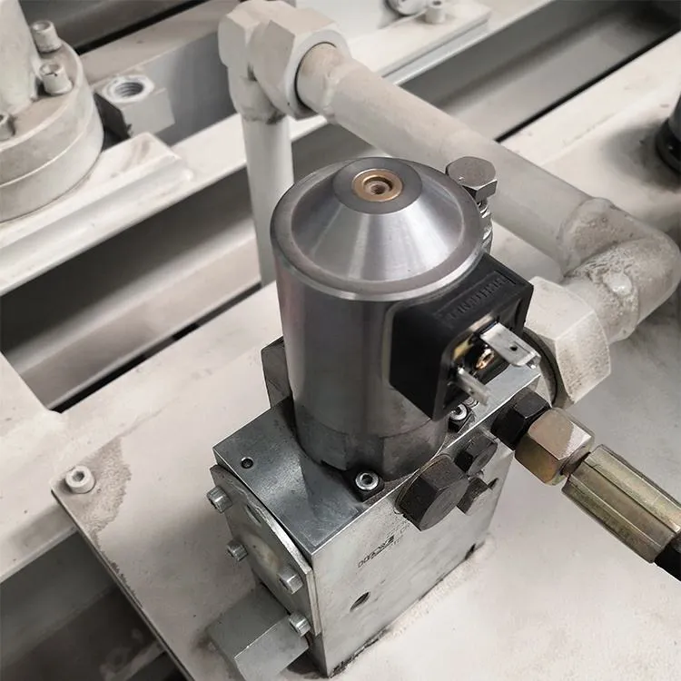 Easy-to-Operate 100T 5-Layer Woodworking Machine with Press Featuring Core Pump Component — image 4