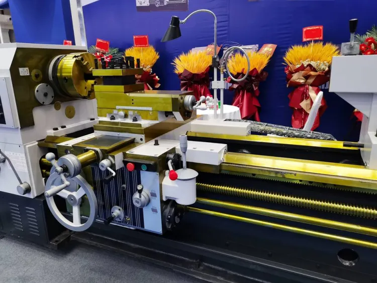CW6180B Heavy Duty Horizontal Engine Lathe Large Swing Conventional Lathe for Shaft Flange Machining — image 2