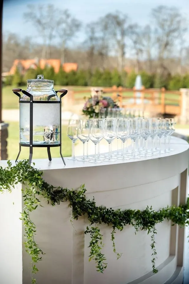 Customized White Wooden Bar Counter Modern Design for Indoor and Outdoor Use for Wedding Gym or Beer Wine Serving — image 2