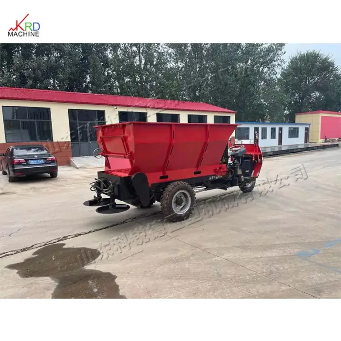 Self-propelled diesel three-wheeled manure spreader Driving three-wheeled manure spreader