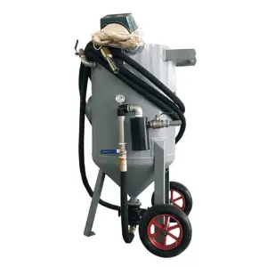 High Efficiency Open Type Sandblasting Pot with Pump & Engine for Sa3 Level Metal Surface Cleaning