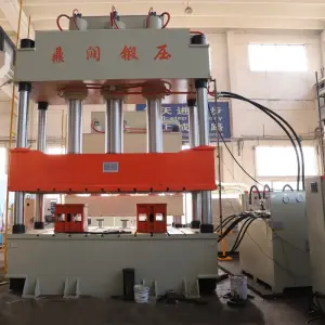 630 Ton Four Column Hydraulic Press Is Used for Mass Production of Manure Slats