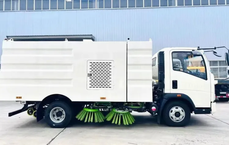 HOWO 4X2 Street Sweeper Truck Road Cleaning Vehicle with Large Capacity Water Tank and Dustbin
