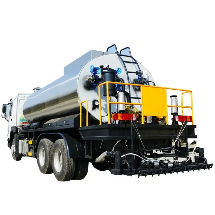 Acntruck Road construction machine HOWO 6 cbm 6000L intelligent asphalt distributor truck Bitumen Asphalt Spreader for sale